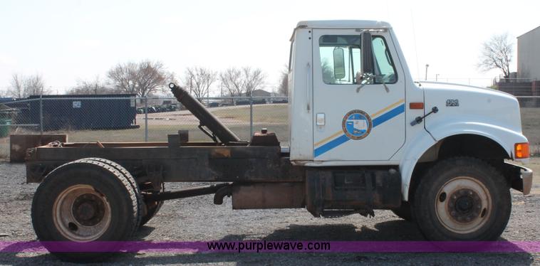 image for item H5901 1996 International 4700 truck cab and chassis