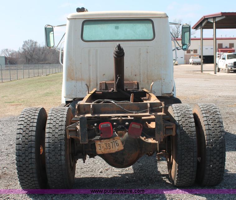 image for item H5901 1996 International 4700 truck cab and chassis