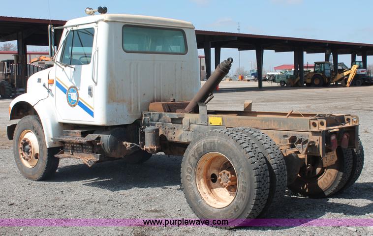 image for item H5901 1996 International 4700 truck cab and chassis