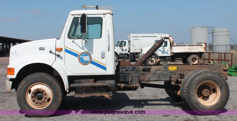 image for item H5901 1996 International 4700 truck cab and chassis