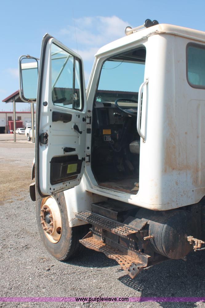 image for item H5901 1996 International 4700 truck cab and chassis