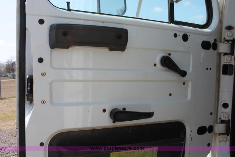 image for item H5901 1996 International 4700 truck cab and chassis