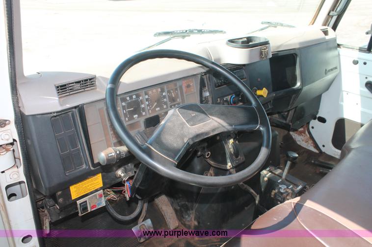 image for item H5901 1996 International 4700 truck cab and chassis