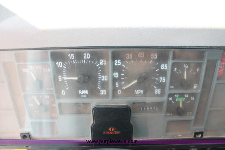 image for item H5901 1996 International 4700 truck cab and chassis