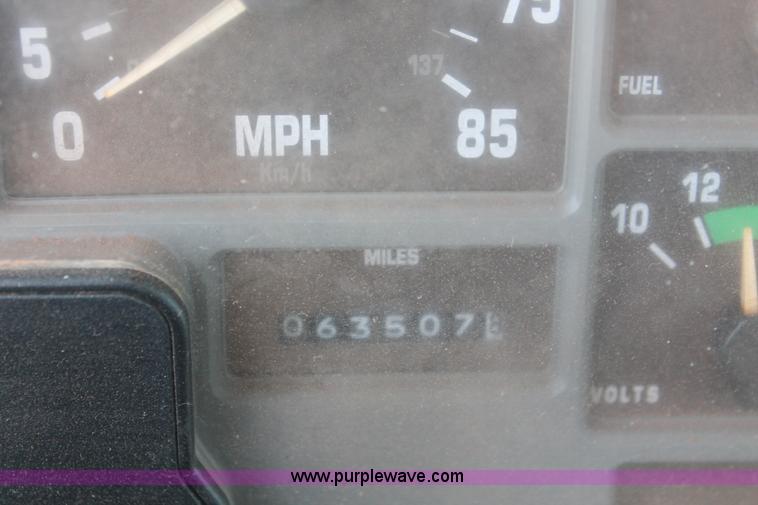 image for item H5901 1996 International 4700 truck cab and chassis