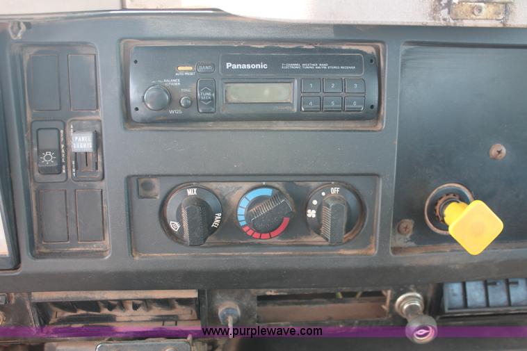 image for item H5901 1996 International 4700 truck cab and chassis