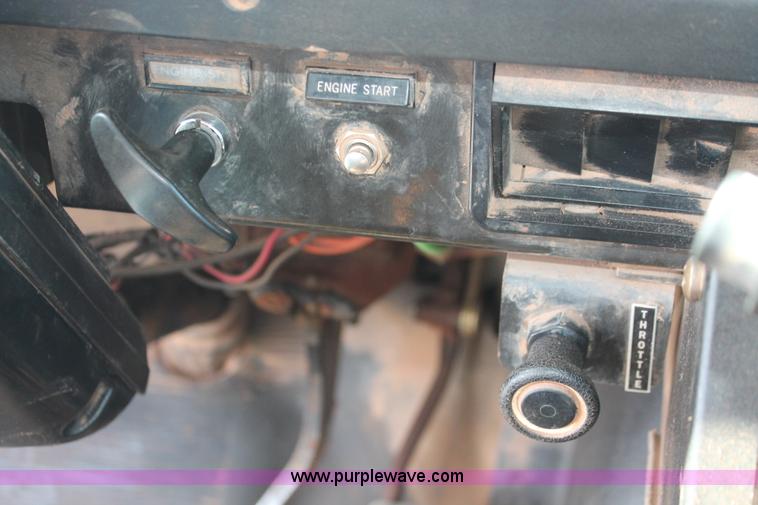 image for item H5901 1996 International 4700 truck cab and chassis