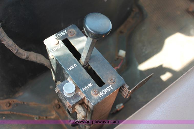 image for item H5901 1996 International 4700 truck cab and chassis