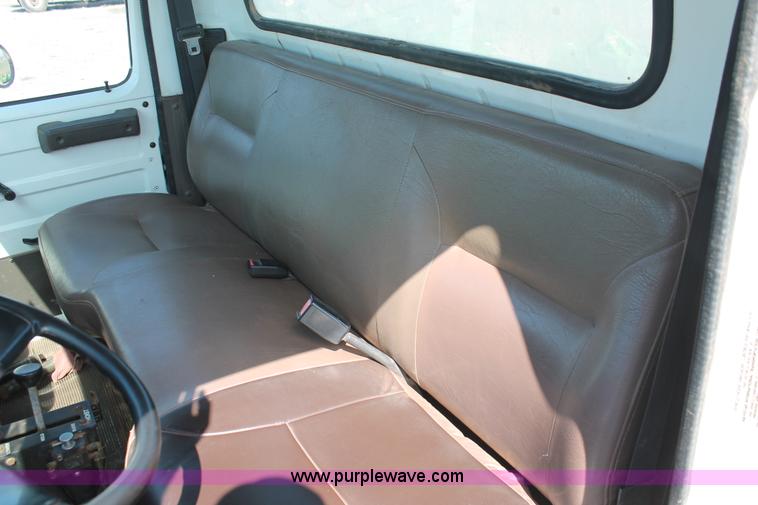 image for item H5901 1996 International 4700 truck cab and chassis