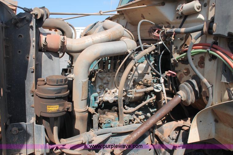 image for item H5901 1996 International 4700 truck cab and chassis