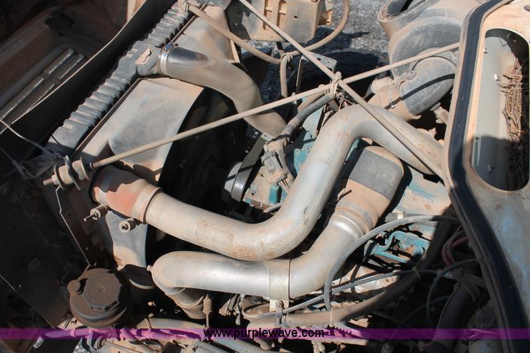 image for item H5901 1996 International 4700 truck cab and chassis