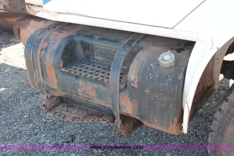 image for item H5901 1996 International 4700 truck cab and chassis