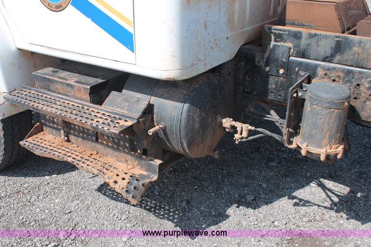 image for item H5901 1996 International 4700 truck cab and chassis