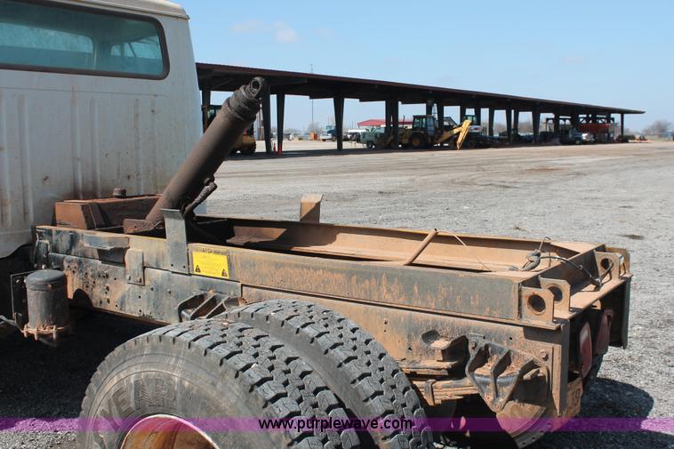 image for item H5901 1996 International 4700 truck cab and chassis