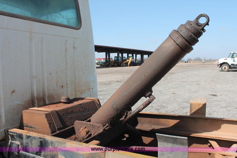 image for item H5901 1996 International 4700 truck cab and chassis