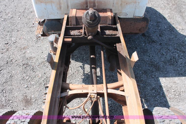 image for item H5901 1996 International 4700 truck cab and chassis