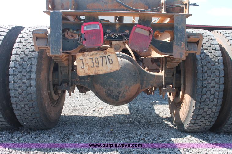 image for item H5901 1996 International 4700 truck cab and chassis