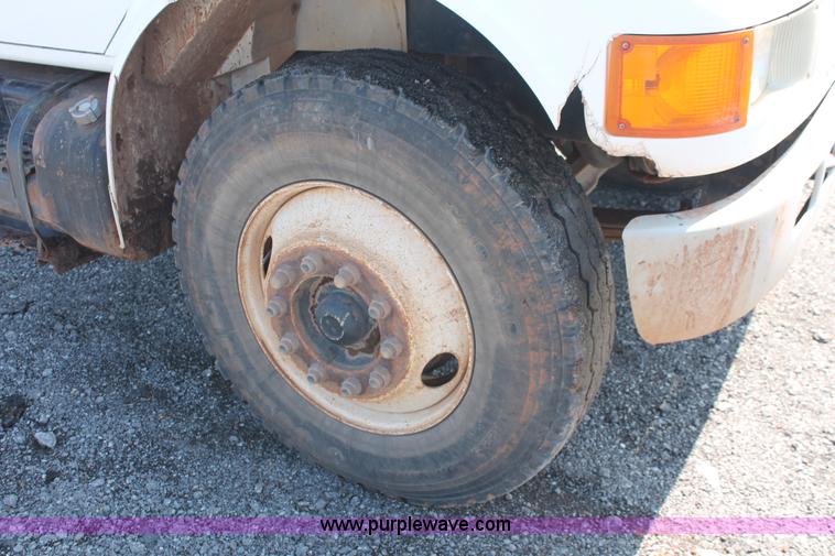 image for item H5901 1996 International 4700 truck cab and chassis