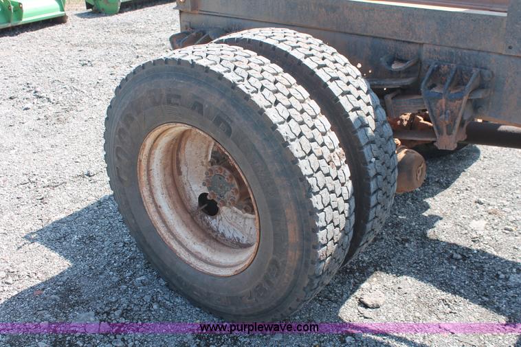 image for item H5901 1996 International 4700 truck cab and chassis