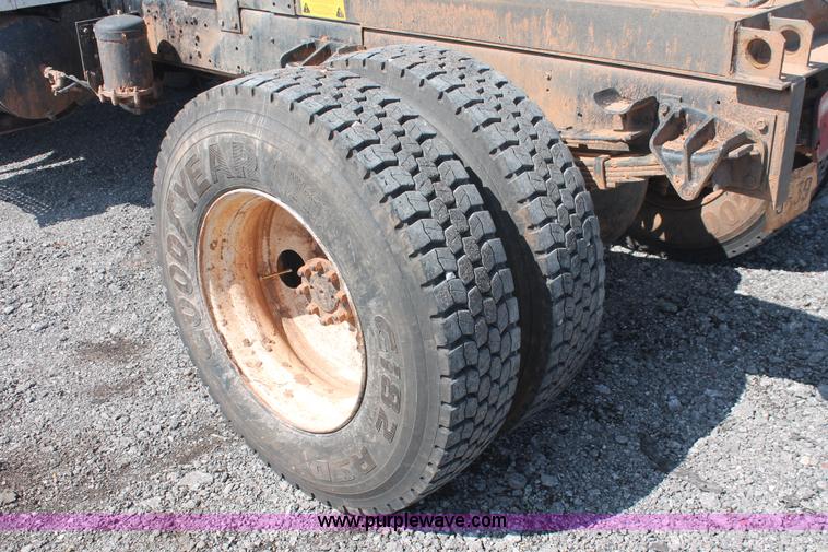 image for item H5901 1996 International 4700 truck cab and chassis