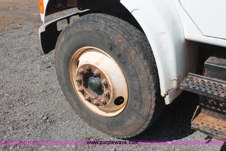 image for item H5901 1996 International 4700 truck cab and chassis