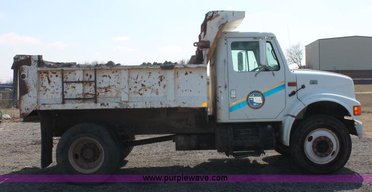 image for item H5902 1995 International 4700 dump truck