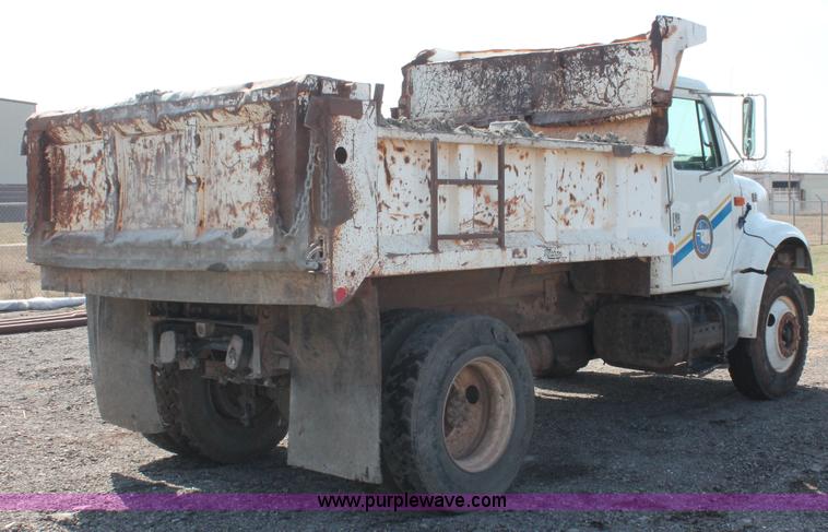 image for item H5902 1995 International 4700 dump truck