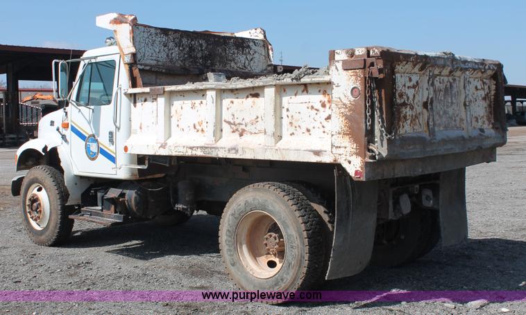 image for item H5902 1995 International 4700 dump truck