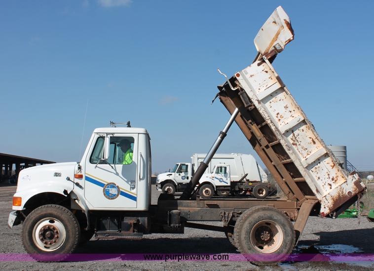 image for item H5902 1995 International 4700 dump truck