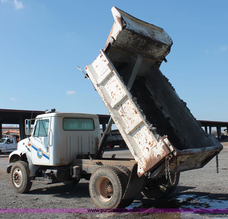 image for item H5902 1995 International 4700 dump truck