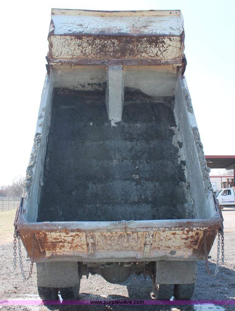 image for item H5902 1995 International 4700 dump truck