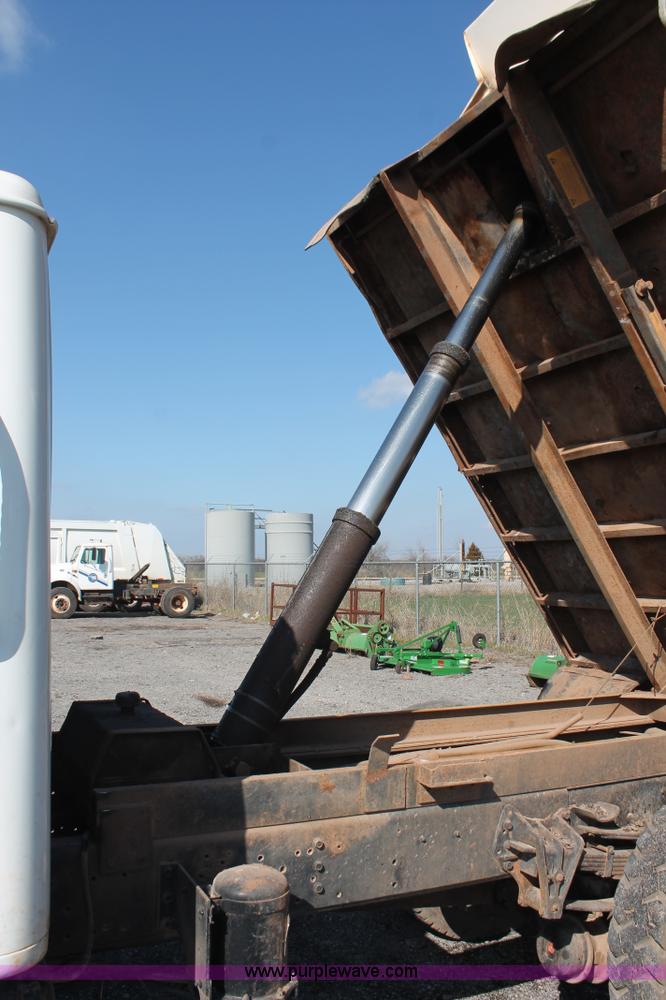 image for item H5902 1995 International 4700 dump truck