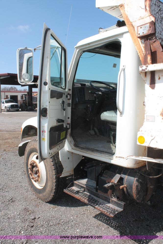 image for item H5902 1995 International 4700 dump truck