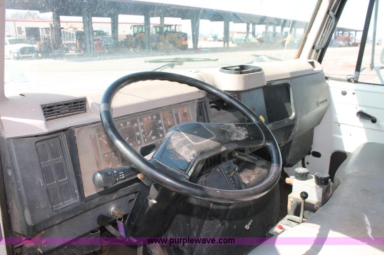 image for item H5902 1995 International 4700 dump truck