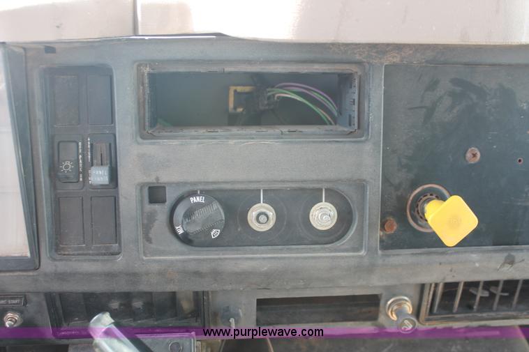 image for item H5902 1995 International 4700 dump truck