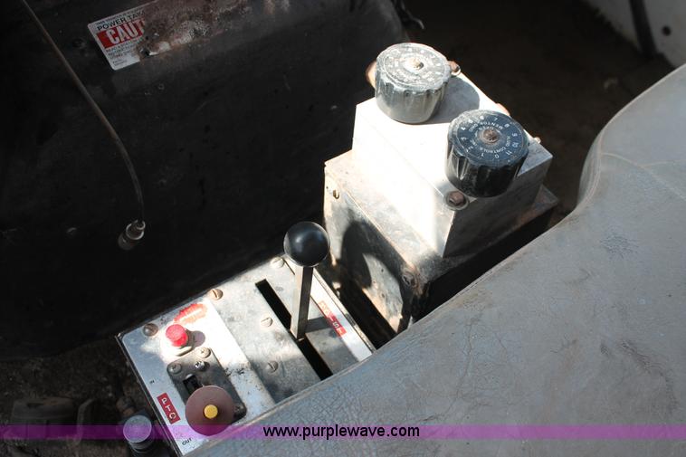 image for item H5902 1995 International 4700 dump truck