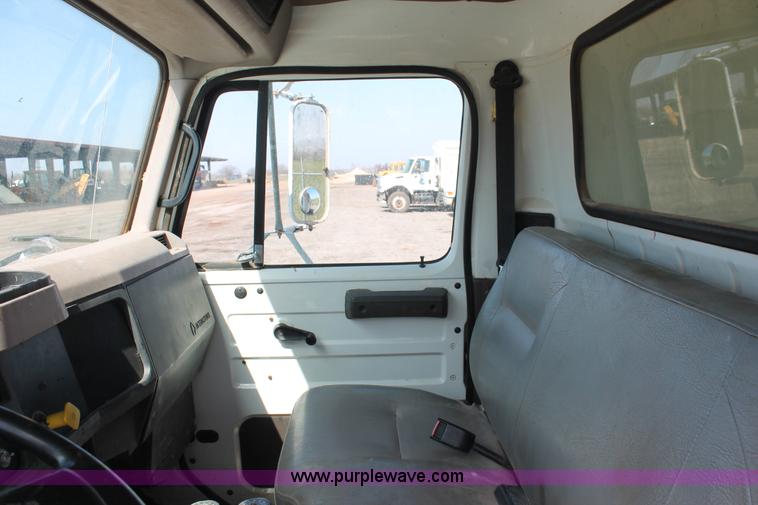 image for item H5902 1995 International 4700 dump truck