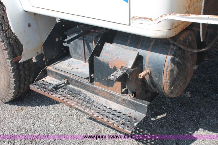 image for item H5902 1995 International 4700 dump truck