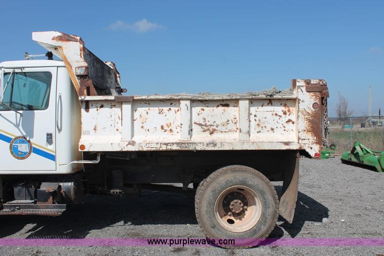 image for item H5902 1995 International 4700 dump truck