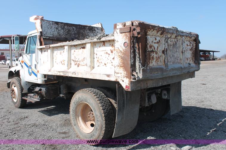image for item H5902 1995 International 4700 dump truck
