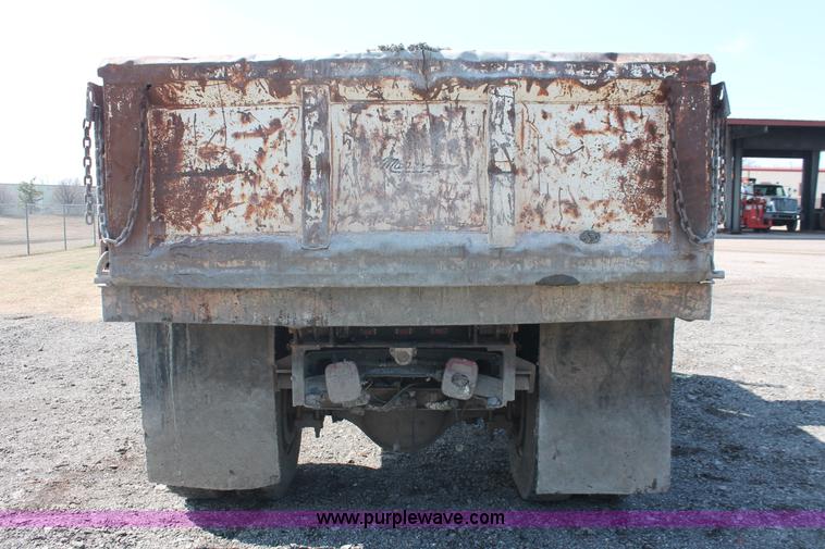 image for item H5902 1995 International 4700 dump truck