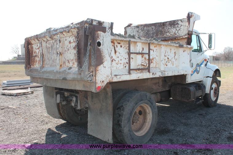 image for item H5902 1995 International 4700 dump truck