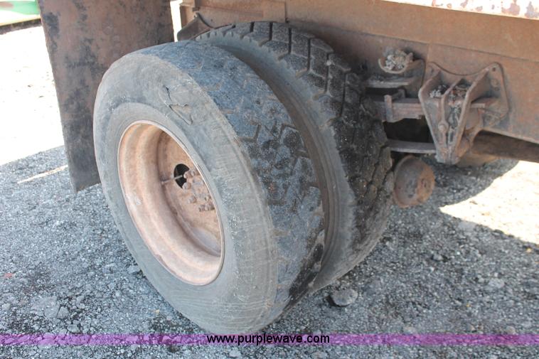 image for item H5902 1995 International 4700 dump truck