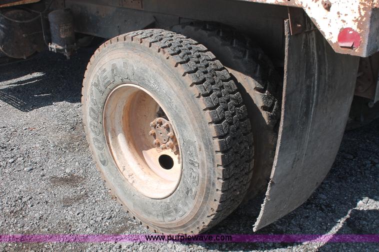 image for item H5902 1995 International 4700 dump truck