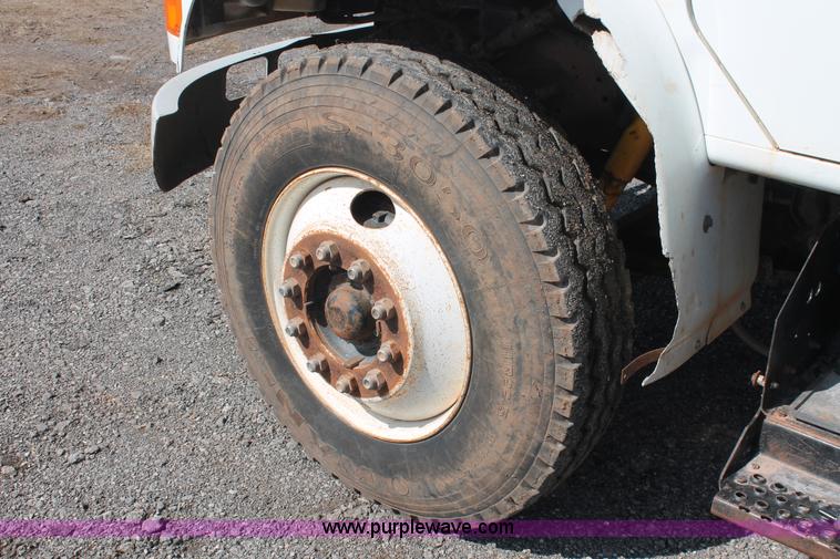 image for item H5902 1995 International 4700 dump truck