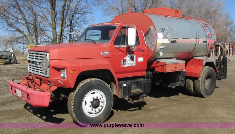 image for item I4044 1994 Ford F700 oil distributor truck