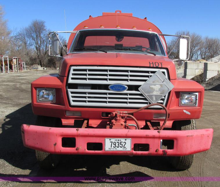 image for item I4044 1994 Ford F700 oil distributor truck
