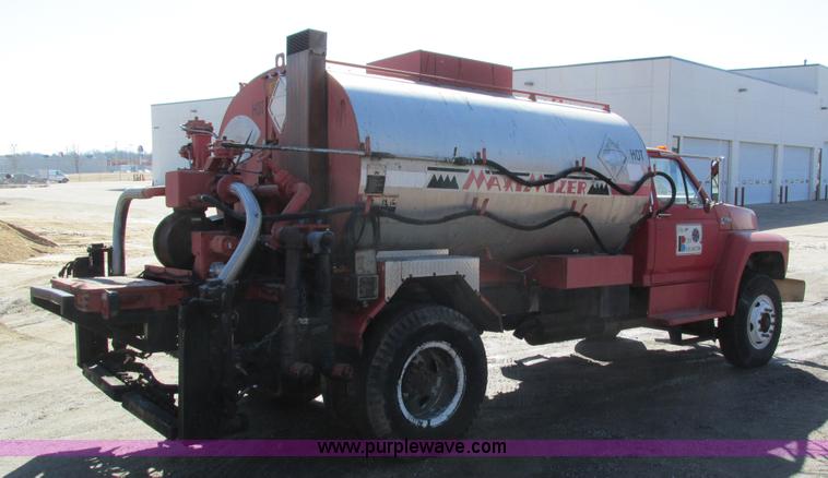 image for item I4044 1994 Ford F700 oil distributor truck