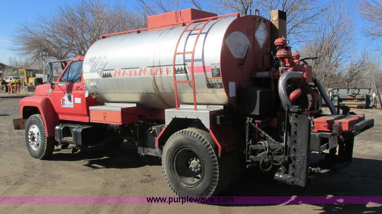 image for item I4044 1994 Ford F700 oil distributor truck