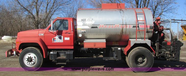 image for item I4044 1994 Ford F700 oil distributor truck